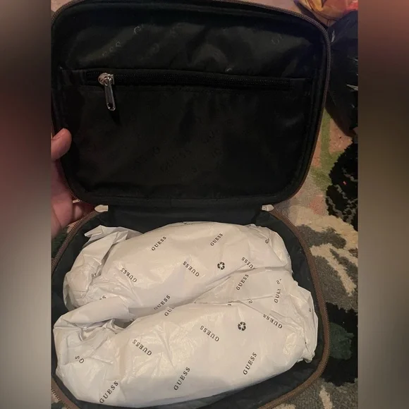 GUESS Logo Print Makeup bag - Picture 2 of 2